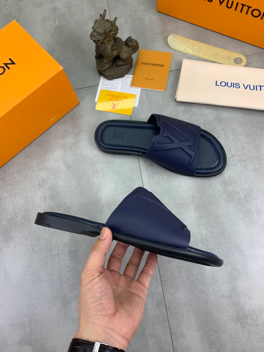 Men's shoes 💰P340 💰【New style】🆘 High quality 【LOUIS VUITTON】The popular Louis Vuitton LV men's slippers on the official website are on sale simultaneously! Original pebbled calfskin fabric imported from Italy. Original factory special supply. Size: 38-46. 4️⃣ colors available.